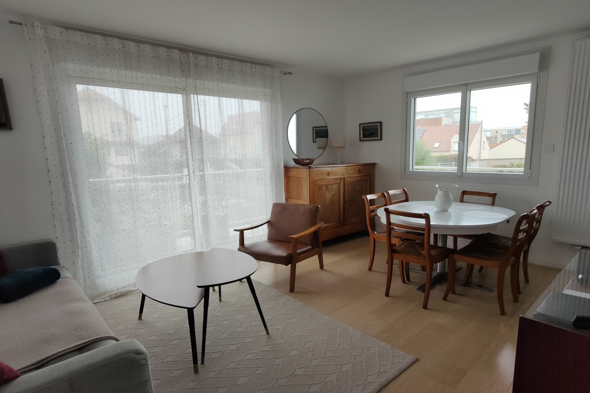 Salon lumineux duplex Luc-sur-Mer avec vue mer