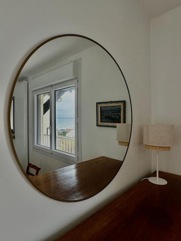 Salon lumineux - mirroir vue mer